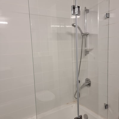 דלת זכוכית למקלחת עם ידית מתכת