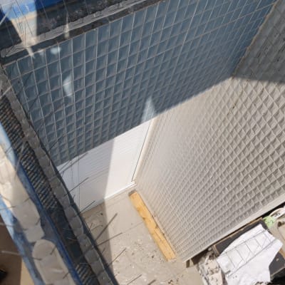 רשת מתכת עם דוקרנים למניעת כניסת יונים