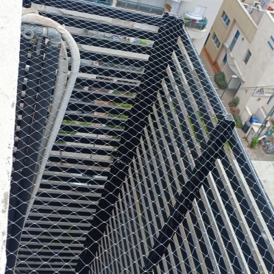 רשת מתכת מותקנת למניעת כניסת יונים