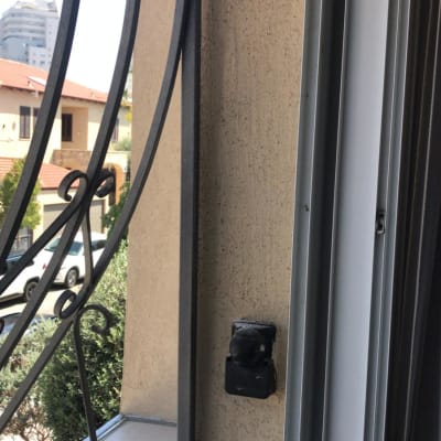 מסגרת מתכת עם ברגים על קיר חיצוני