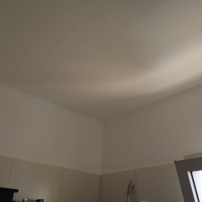 תקרה וקיר עם חלון קטן בצד ימין