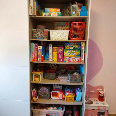 ארון צעצועים מאורגן עם קופסאות ומשחקים