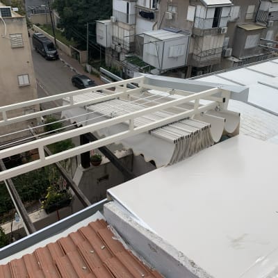 סוכך מתקפל לבן על גג בניין