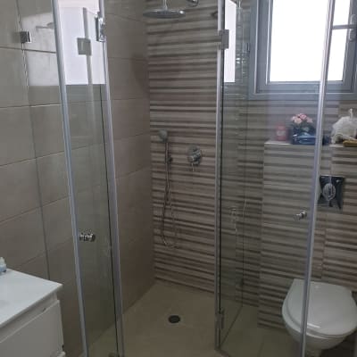 מקלחת עם דלתות זכוכית, ראש מקלחת עגול