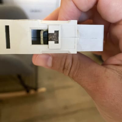 יד מחזיקה רכיב חשמלי עם חוטים