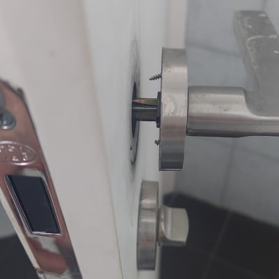 מנעול דלת עם ידית מתכת וברגים חשופים