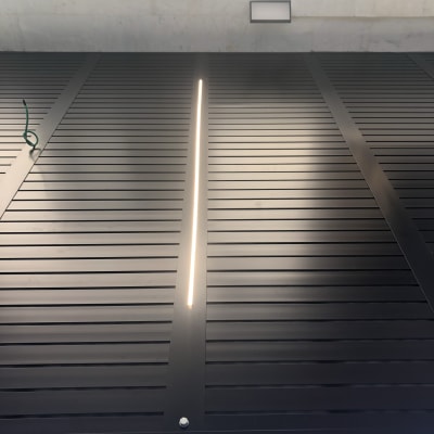 תאורת לד מותקנת בתקרה עם חוט חשמל ירוק