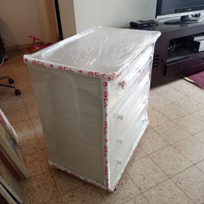 שידה עטופה בניילון למעבר דירה