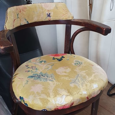 כיסא מרופד בבד פרחוני על רקע קרטונים