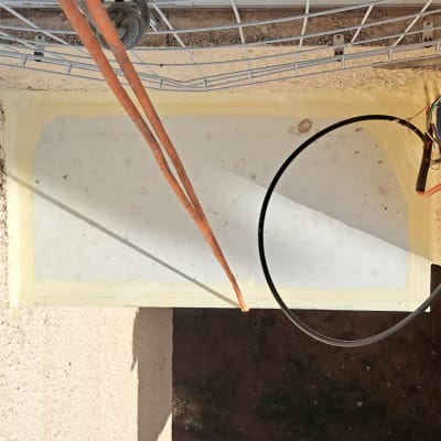 אזור אטום עם כבלים חשמליים וקופסת חיבורים