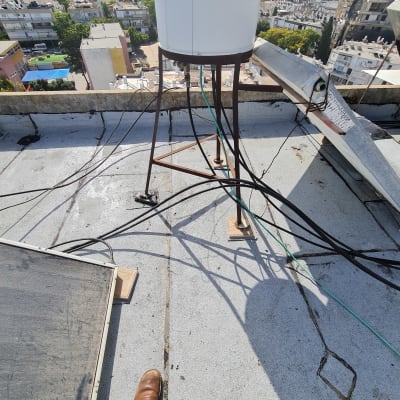 גג עם צינורות וכבלים, חיבורי איטום נראים לעין