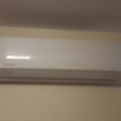 יחידת מיזוג אוויר מותקנת על קיר