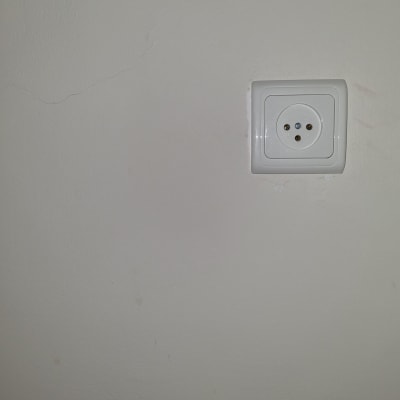 שקע חשמלי בקיר לבן