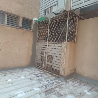 קיר אטום עם סורגים וחלונות אטומים