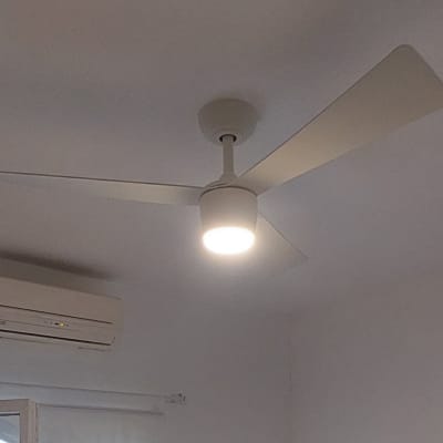 מאוורר תקרה עם תאורה דולקת