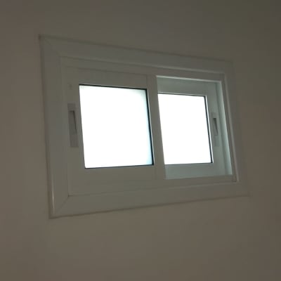 חלון אלומיניום עם מסגרת לבנה על קיר