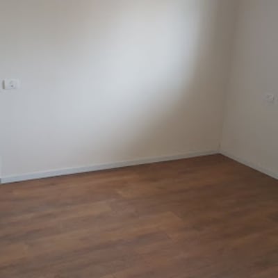 חדר עם רצפת פרקט עץ חום בהיר