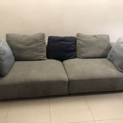 ספה אפורה עם כריות בצבעים שונים