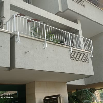 מעקה מתכת לבן על מרפסת בניין