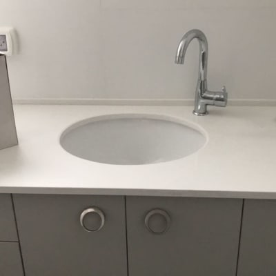 משטח שיש לבן עם כיור וברז כרום