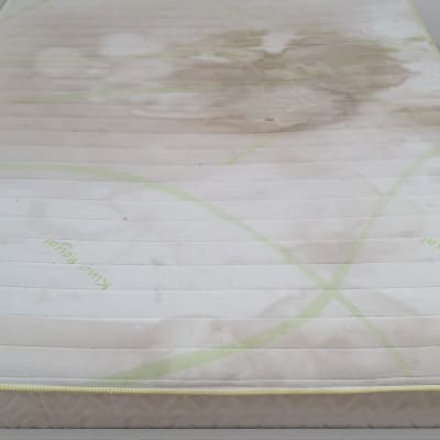 מזרן עם כתמים כהים על פני השטח