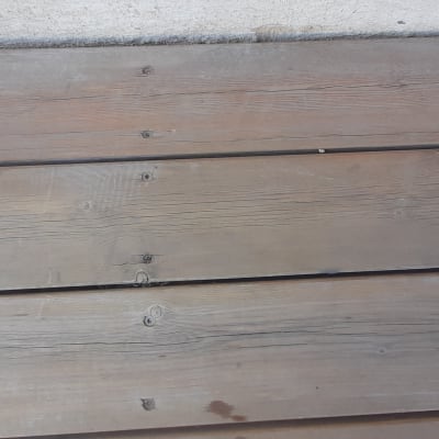 לוחות עץ עם ברגים וכתמי מים