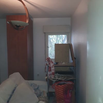 חדר עם רהיטים מכוסים לקראת צביעה