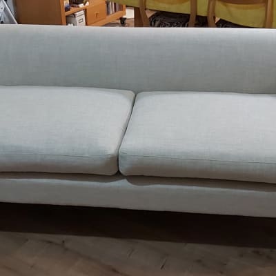 ספה מרופדת עם כריות ישיבה גדולות