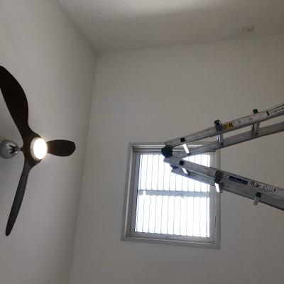 מאוורר תקרה עם אור וסולם מתכת