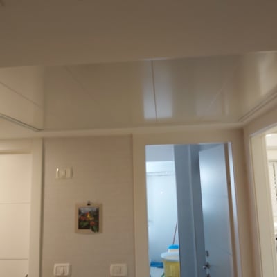 קיר גבס עם מתגי חשמל ותמונה תלויה