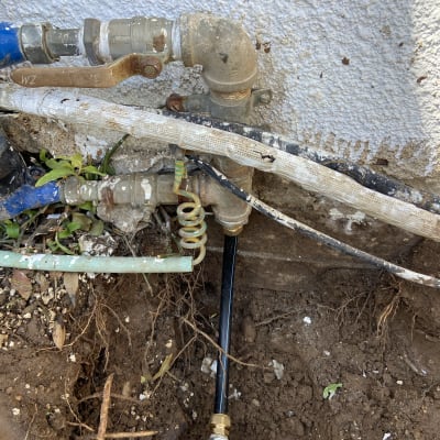 צינורות מים וברזים מחוברים לקיר חיצוני