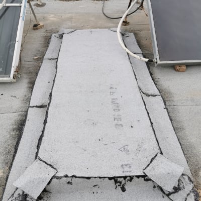 יריעות איטום על גג עם חיבורים חשופים