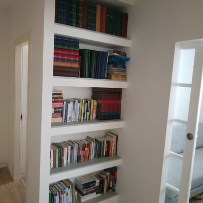 מדפי גבס עם ספרים וקלסרים