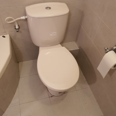 אסלה עם חיבור מים, רצפת אריחים, נייר טואלט