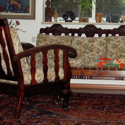 הספה והכורסא בריפוד הישן. הכריות הוחלפו (עשב ים) בספוג קשיח. גודל הכרית מאפשר לראות את העיצוב של הקישוטים החרוטים בעץ.