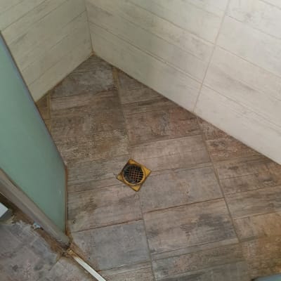 רצפת מקלחת עם ניקוז מתכת מרובע