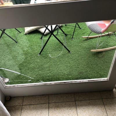 דלת זכוכית עם סדק בתחתית