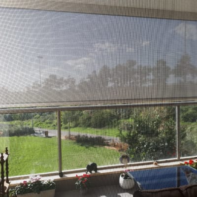 סוכך גלילה חיצוני על מרפסת שמש