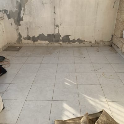 קיר עם סדקים ותיקוני איטום, רצפת אריחים