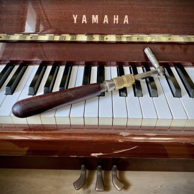 פסנתר עם מפתח כיוון על הקלידים