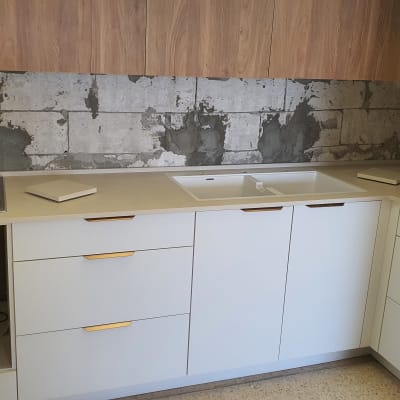 משטח שיש במטבח עם כיור וכיריים