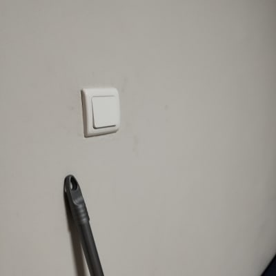 מתג חשמל על קיר עם ידית כלי עבודה