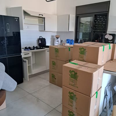 ארגזים במטבח עם מוצרי ארגון והובלה