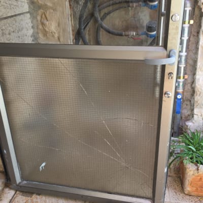 זכוכית סדוקה ושבורה בדלת אלומיניום לפני תיקון או החלפה