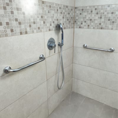 מקלחת עם מוטות אחיזה וברז ידני
