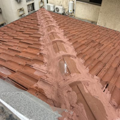 גג רעפים עם תיקוני טיח