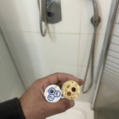 יד מחזיקה חלקי ברז במקלחת