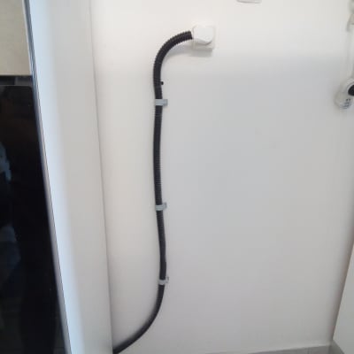 שקע חשמל עם כבל גמיש מחובר לקיר