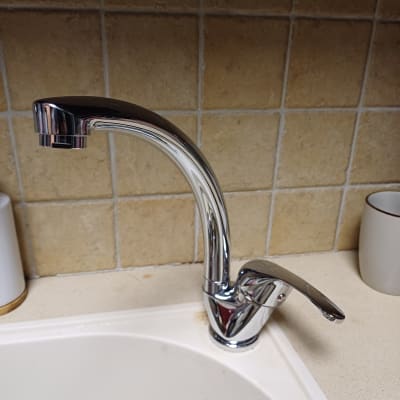 ברז כרום מותקן בכיור מטבח עם אריחים