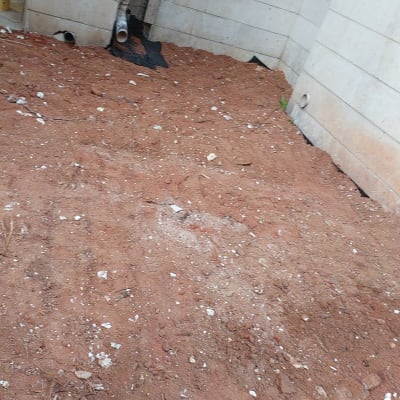 צינורות ויריעות איטום ליד קיר חיצוני